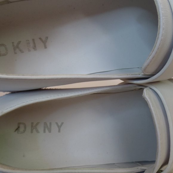 DKNY Women's Jules White Leather Fringe Casual Slip On Shoe Silver Buckle Sz 8.5 - Picture 9 of 11